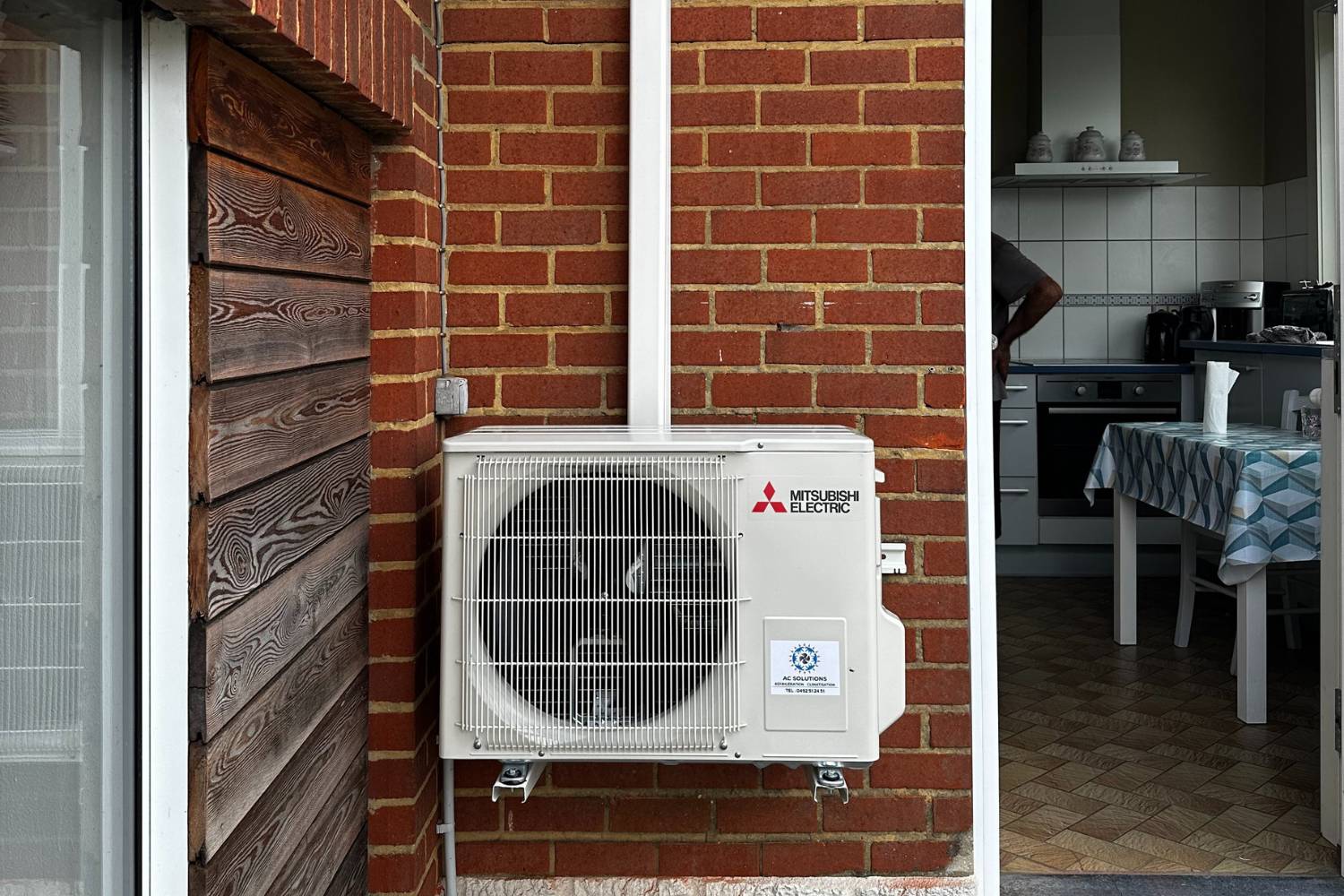 Installation Mitsubishi Electric par AC Solutions — unité extérieure de climatisation en Wallonie