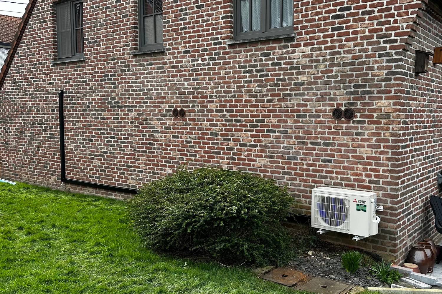 Multi-split extérieur en jardin — installation AC Solutions
